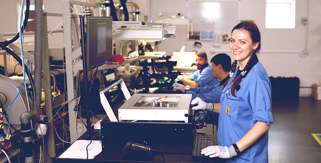 EKTOS medarbejder ved testudstyr i produktionen